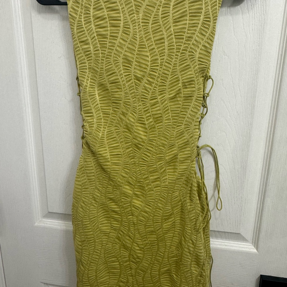 Elegant Green Sleeveless Dress - Picture 2 of 3